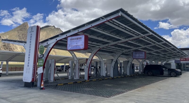 Im Bild die Photovoltaik-Anlage der Supercharging-Station im Everest-Nationalpark.