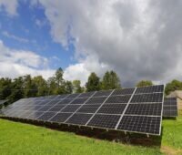 Im Bild eine PV-Anlage unter Wolken, das Wettervorhersagemodell Baguan soll die Erzeugung der erneuerbaren Energien besser prognostizieren.