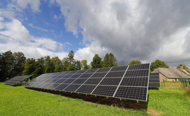 Im Bild eine PV-Anlage unter Wolken, das Wettervorhersagemodell Baguan soll die Erzeugung der erneuerbaren Energien besser prognostizieren.