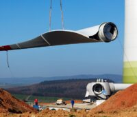 Im Bild ein Flügel einer Windenergie-Anlage - Die jüngsten Auschreibungen lassen einen starken Ausbau der Windenergie an Land erwarten.