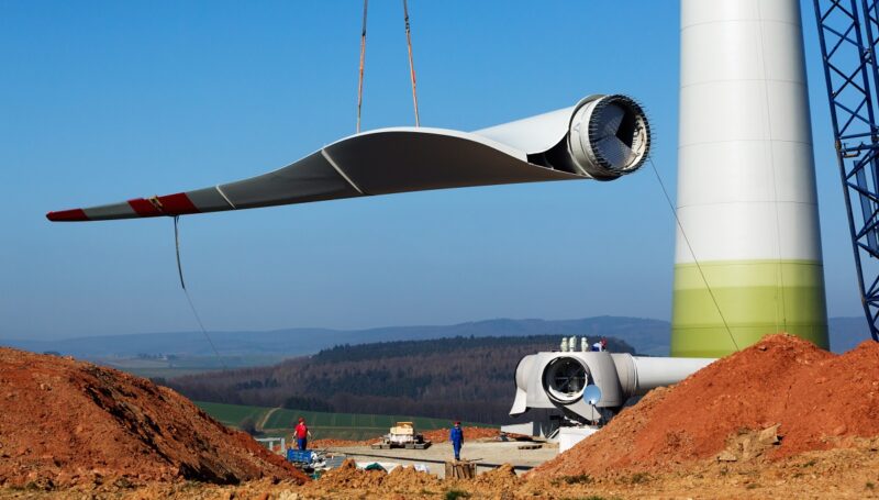 Im Bild ein Flügel einer Windenergie-Anlage - Die jüngsten Auschreibungen lassen einen starken Ausbau der Windenergie an Land erwarten.