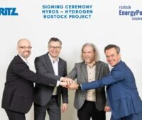 Firmenvertreter von Repco und Andritz bei der Auftragserteilung für die 100-MW-Wasserstoffanlage in Rostock.