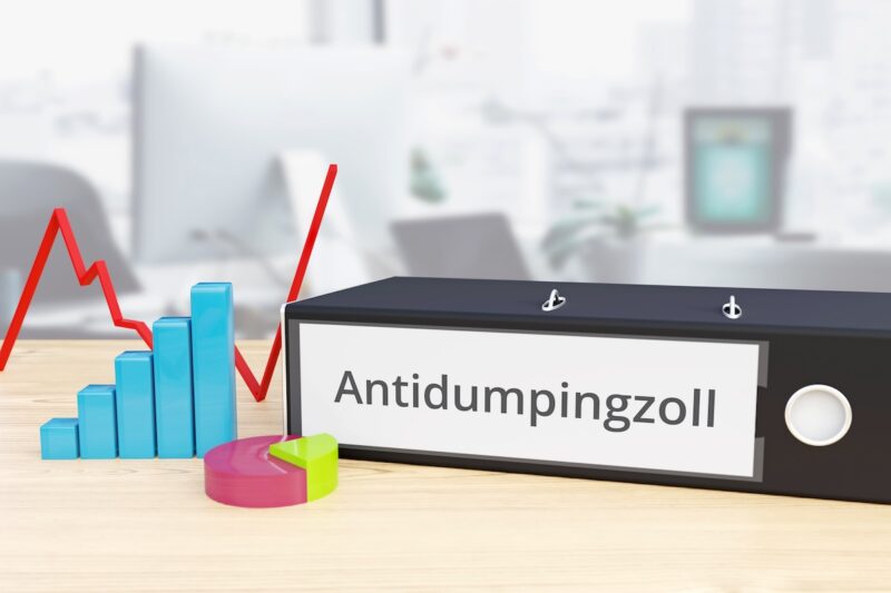 Ordner auf Schreibtisch mit Beschriftung Antidumpingzoll