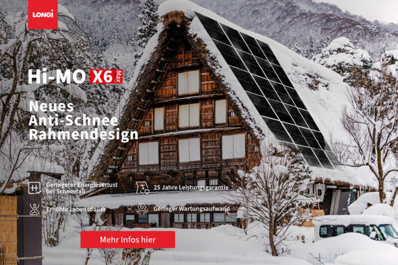 Hi-MO X6 von Longi mit neuem Anti-Schnee Rahmendesign. Zu sehen ist ein altes schneebedecktes Holzhaus mit spitzem Dach in einer bergigen Winterlandsschaft. Das Dach ist mit Photovoltaikmodulen belegt, welche schneefrei sind.