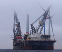 schwimmende Installation der ersten Turbine im Offshore-Windenergie-Park Acardis Ost 1