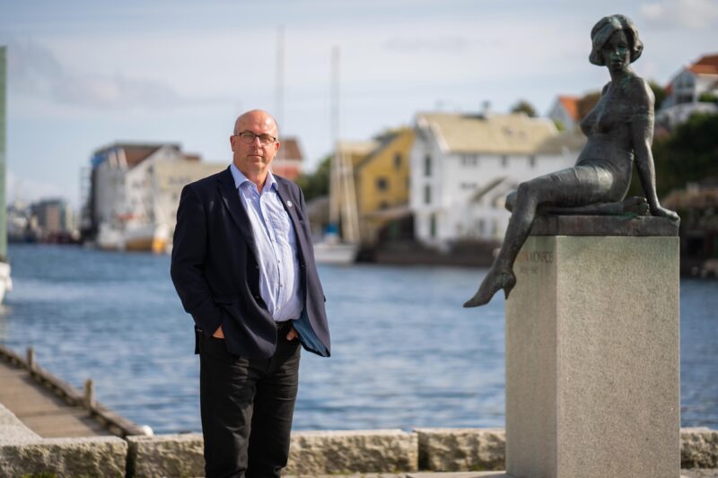 Mann mit Anzug vor Wasser neben Statue - Arvid Nesse vom Verband Offhore Norway aus Norwegen