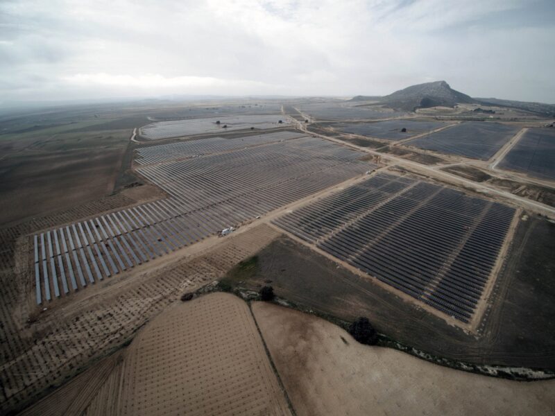 Zu sehen ist eine Luftaufnahme der 40 MW Photovoltaik-Freiflächenanlage, die Athos Solar in Spanien realisiert hat.