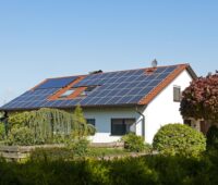 Wenn mehr große Photovoltaikanlagen auf Hasudächern installiert wären wie auf dem Foto zu sehen, würde der Anteil der Photovoltaik am Stromverbrauch nicht stagnieren.