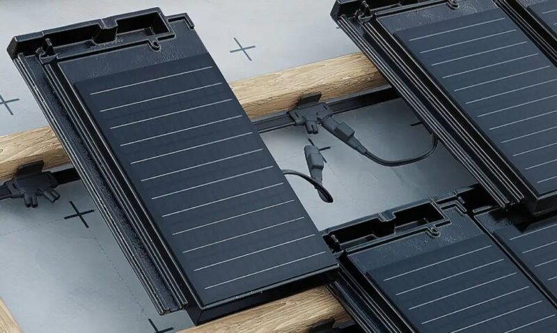 Im Bild ein Solardachziegel-System von Autarq.