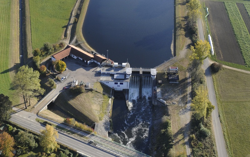 Zu sehen ist das Wasserkraftwerk Schwabmünchen, eines von 7.988 Wasserkraftanlagen in Deutschland, die Momentanreserve bereitstellen können.