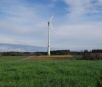 Windkraftanlage auf grüner Wiese