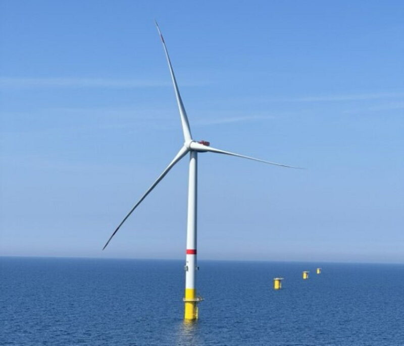 Eine Windkraftturbine im Meer.