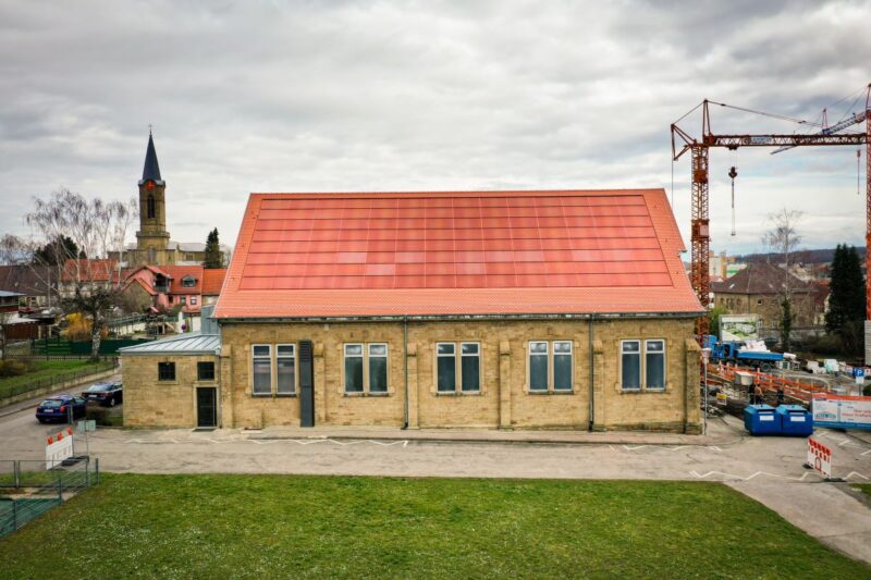 Rot eingefärbte Solarmodule, integriert in ein rotes Dach eines historischen Gebäudes in Eppingen.