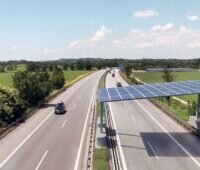 Im Bild eine Visualisierung von einer kleinen Photovoltaik-Überdachung auf einer Autobahn.