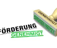 Im Bild ein Stempel mit der Aufschrift genehmigt, die Heizungsförderung BEG ist nun auch wieder für Unternehmen offen.