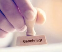 Ein Stempel mit der Aufschrift genehmigt, die EU stimmt der Förderrichtlinie für Klimaschutzverträge zu.