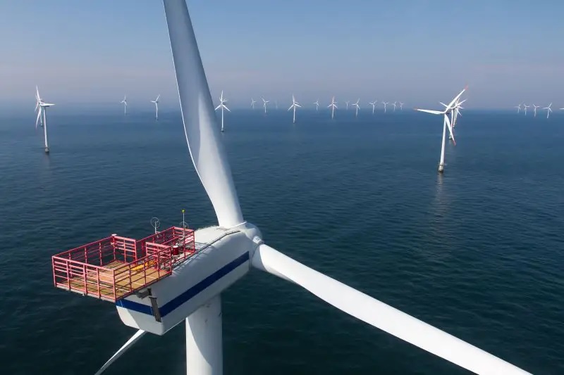 Zu sehen ist ein Offshore-Windpark. Bundesamt für Seeschifffahrt und Hydrographie hat das Verfahren für den Flächenentwicklungsplan für einen weiteren Ausbau der Offshore-Windenergie gestartet.