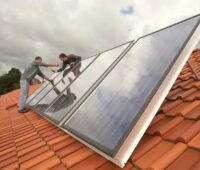 Zu sehen ist die Nachrüstung mit Solarkollektoren. Solarthermie kann Energiekosten senken.