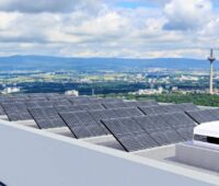 Im Bild eine PV-Anlage auf einem Gewerbedach, die Novellierung des Energiewirtschaftsgesetzes soll die Direktvermarktung ab 25 kW Leistung verpflichtend einführen.