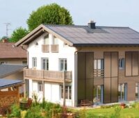 Zu sehen ist eines der Solardächer in Deutschland, das Photovoltaik und Solarthermie kombiniert.