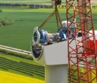 Zu sehen ist die Montage einer Gondel einer Windkraftanlage. Der NABU Baden-Württemberg fürchtet, dass die Windenergie-Ausbauziele in der geplanten Novelle des Klimaschutzgesetzes in Baden-Württemberg nicht erreicht werden.