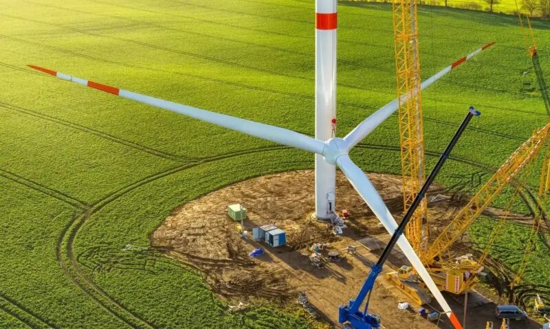Im Bild die Montage einer Windenergieanlage, die Bundesnetzagentur hat das Volumen der Windenergie-an-Land-Ausschreibung im August 2024 reduziert.