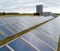 Zu sehen ist ein Solarheizwerk. Baden-Württemberg fördert im Förderprogramm Energieeffiziente Wärmenetze neue Wärmenetze und auch Solarthermie-Großanlagen.