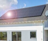 Zu sehen ist ein Haus, dessen PV-Anlage auch irgendwann einmal ausgefördert sein wird. Badenova gibt für ausgeförderte Photovoltaik-Anlagen einen Bonus hinzu.