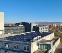 Zu sehen ist die Photovoltaik-Anlage der Uniklinik Freiburg auf Dach von Campus Bad Krozingen.