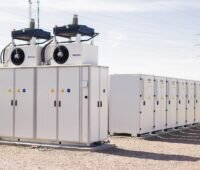 Weiße Elektroschränke unter freiem Himmel- Batterie in Schweden,, die für Flower Flexibilität bereitstellt.