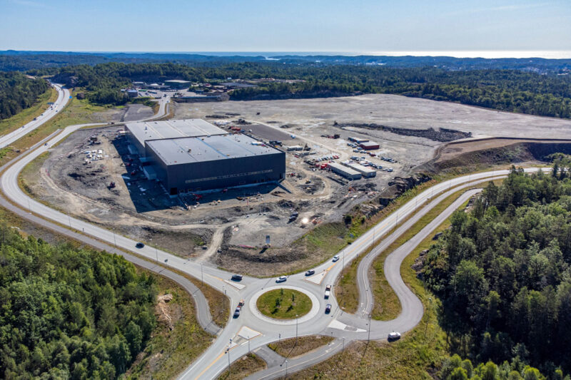 Luftbild der Batteriefabrik von Morrow Batteries in Arendal, Norwegen