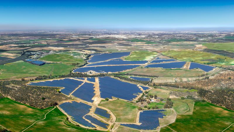 Eine Luftaufnahme zeigt einen der größten Solarparks Spaniens umgeben von grünen Feldern.