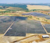 Luftbild eines Freiflächen-Solarparks in steppiger Landschaft.