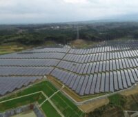 Zu sehen ist eine Luftaufnahme vom Photovoltaik-Solarpark in Japan.
