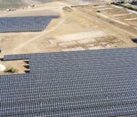 Zu sehen ist ein Luftbild von einem der Photovoltaik-Solarparks auf ehemaligem Militärgelände, der sich zurzeit im Bau befindet.