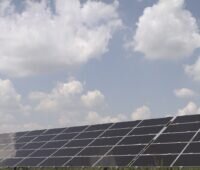 Zu sehen ist eine Photovoltaik-Anlage von Baywa. Der Konzern deckt seinen Strom zu 100 Prozent aus erneuerbaren Energien.