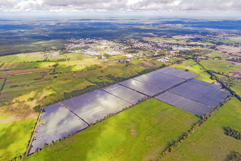 Luftbild eines Solarparks in Polen