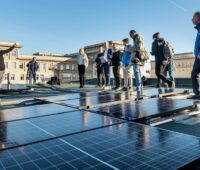 Photovoltaik-Anlage auf Dach mit Menschen - Teil des Solarpakets in Berlin