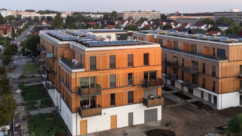Zwei Berliner Neubauten in Holzbauweise mit PV auf den Dächern.