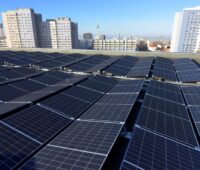 Photovoltaik für "neues deutschland" - Blick über ein PV-Dach in Berlin