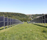 Senkrecht aufgeständerte bifaciale Solarmodule eines Solarparks