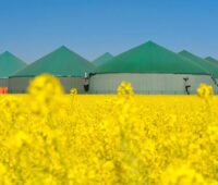 Im Bild eine Biogasanlage. Biogas kann zu Biomethan aufbereitet werden.