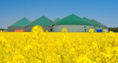 Im Bild eine Biogasanlage. Biogas kann zu Biomethan aufbereitet werden.