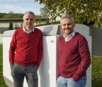Zu sehen sind die BlueSky Energy Geschäftsführer Helmut Mayer und Thomas Krausse mit dem Outdoor-Stromspeicher.