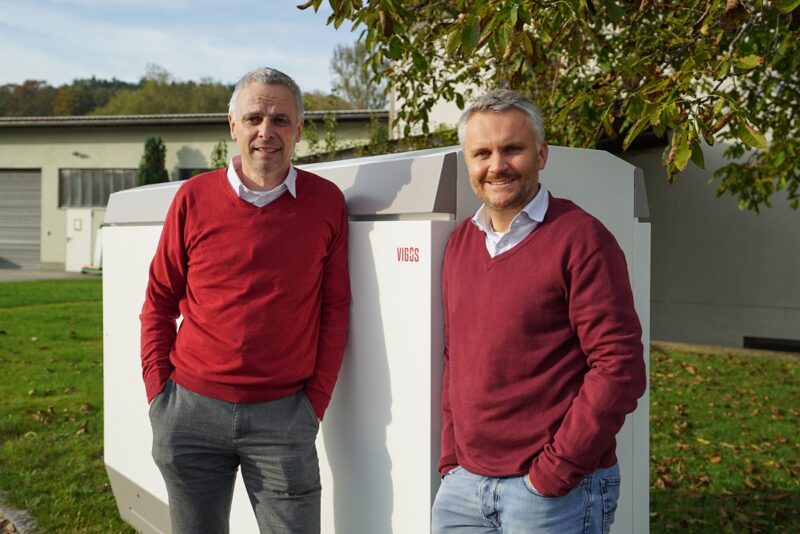 Zu sehen sind die BlueSky Energy Geschäftsführer Helmut Mayer und Thomas Krausse mit dem Outdoor-Stromspeicher.