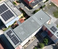 Im Bild die Photovoltaik-Anlage auf dem Dach der Adolf Traugott von Gersdorf Oberschule in Kodersdorf ist die erste Solaranlage der dortigen Bürgerenergiegenossenschaft.