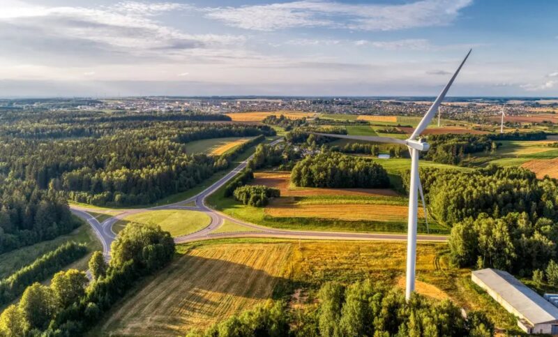 Im Bild eine Windenergieanlage. Das Bürgerenergiegesetz in NRW beteiligt Bürger:innen an Erträgen aus Windenergie-Projekten.