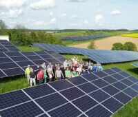 Im Bild Menschen im Solarpark, die Bürgerwerke Beteiligungs GmbH soll Photovoltaik-Freiflächenanlagen realisieren.