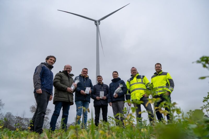 Sieben Männer vor Windenergie-Anlage - Bürgerwind-Projekt Beelen
