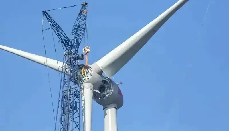 Im Bild die Montage einer Windenergie-Anlage, in der Ausschreibung für Windenergie an Land am 1. August gab es Rekordgebote.